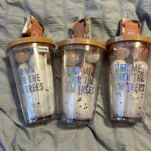 Set of 3 find me under the palm trees cup with bath bombs and loofah. NWT - Picture 1 of 2